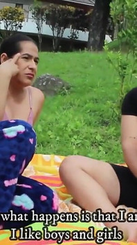 MILF-lesben bekommen beim outen ihre muschis gefickt