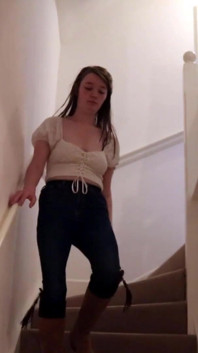 Stepmum lär collegeflickan Olivia Keane att suga kuk