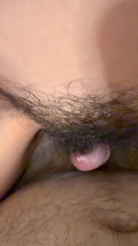 Sie kann meinem pulsierenden schwanz nicht entgegensetzen, bittet um sperma drinnen