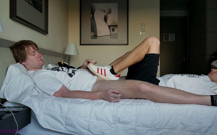Porn Berries: Alex делает мне дрочку ногами в бело-красных кроссовках и босые ступни