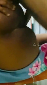 Mẹ kế bị quyến rũ bằng cách nhìn thấy cặp mông to và âm hộ ướt át của người khác