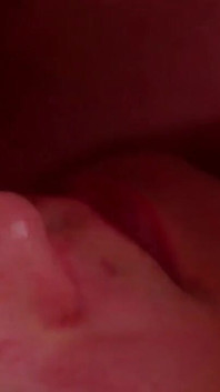 Zawieszony młody chłopak szarpie swojego dużego kutasa i zjada własną grubą spermę