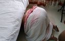 Aria Mia: パキスタンの熱い継母は、義理の息子が彼女をファックし、彼女の大きなお尻を兼射するときにベッドの下で掃引しながら立ち往生します