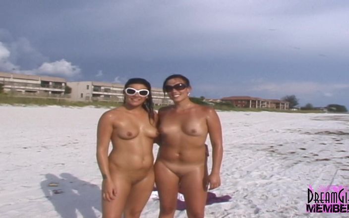 Dream Girls: Não era uma praia de nudismo, mas foi hoje
