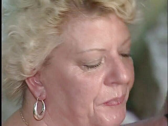 Xfamster: 運指バスト成熟に彼女の毛の女