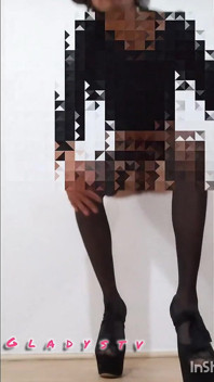 하이힐을 신고 자위하는 중성