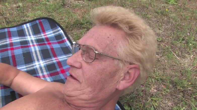 Slutty Milf: Rubia madura da maravillosa mamada al aire libre