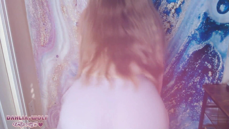 Dahlia Wolf: Une fille sexy se fait baiser et twerke dans un...