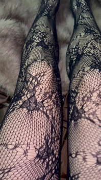 Jugando con mis piernas en medias sexy y tacones