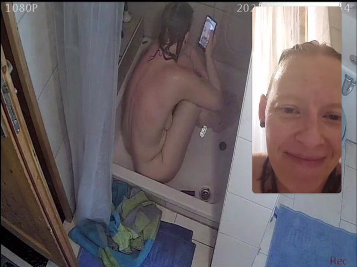 KittieNoOne: Kittienoone duş alıyor ve mastürbasyon yapıyor