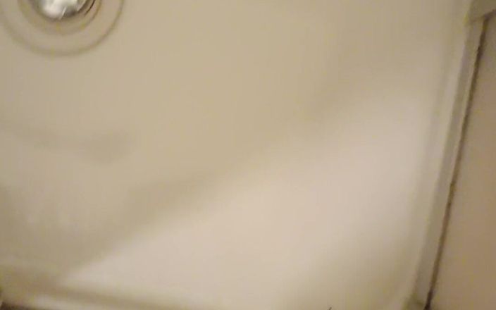 Ed Eden: Éjaculation sous la douche