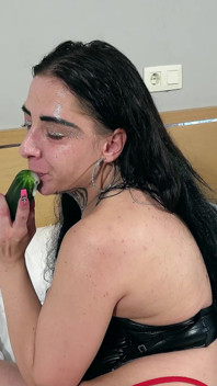 Alemã curvilínea madura com grandes peitos naturais saltando fode sua buceta com vegetal