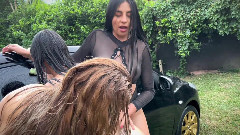 KerentSleen: Красиві латиноамериканки миють свою машину і в результаті займаються сексом, трійкою латиноамериканок і сексом із піхвами, Джессіка Осоріо