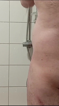 Gordo gay no chuveiro do hotel