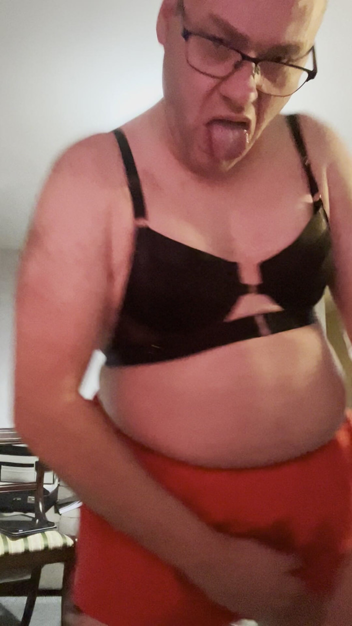 Ancient456: Mon soutien-gorge noir moulant