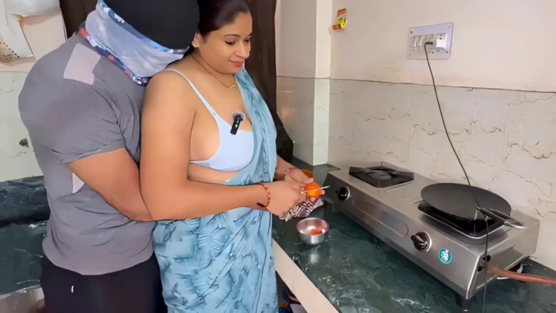 FantacyCouple: India insatisfecha con cuñado en la cocina