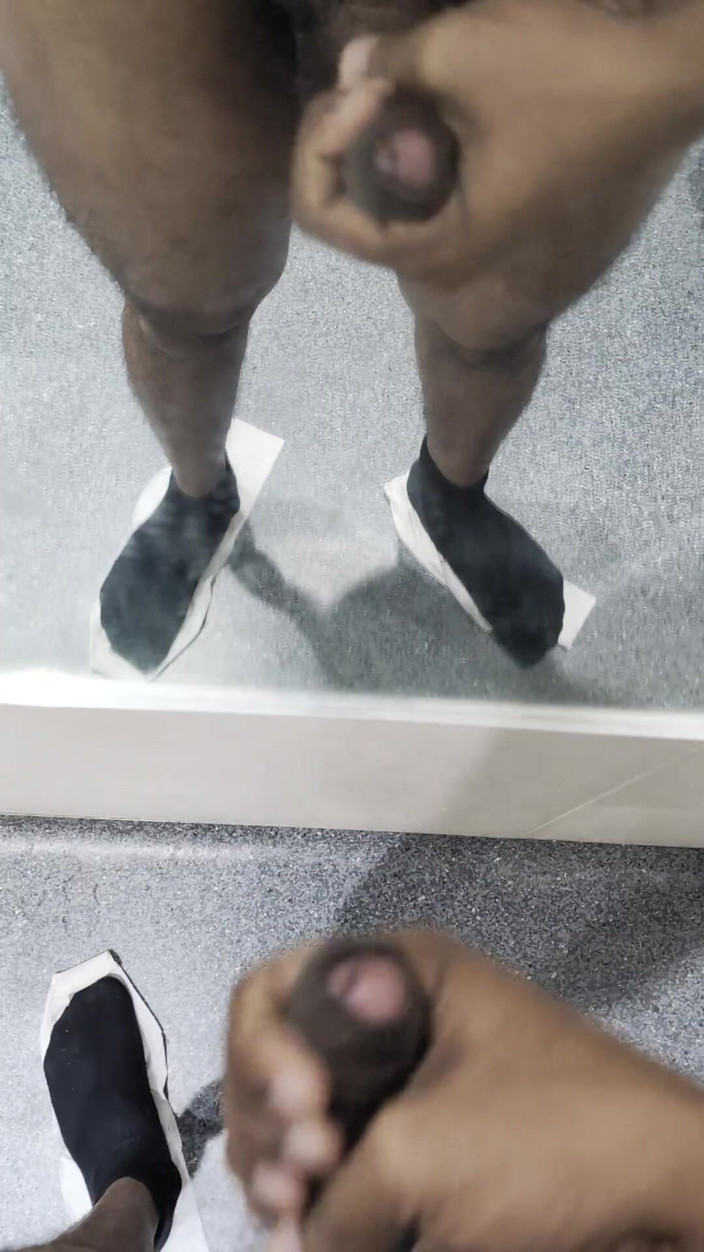 Mrhorny4u96: Eu estou me masturbando em um banheiro público