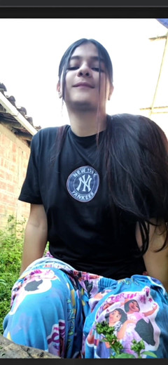 Yulieth Gomez: Sexig tjej strömmar och rör vid sig själv för fans