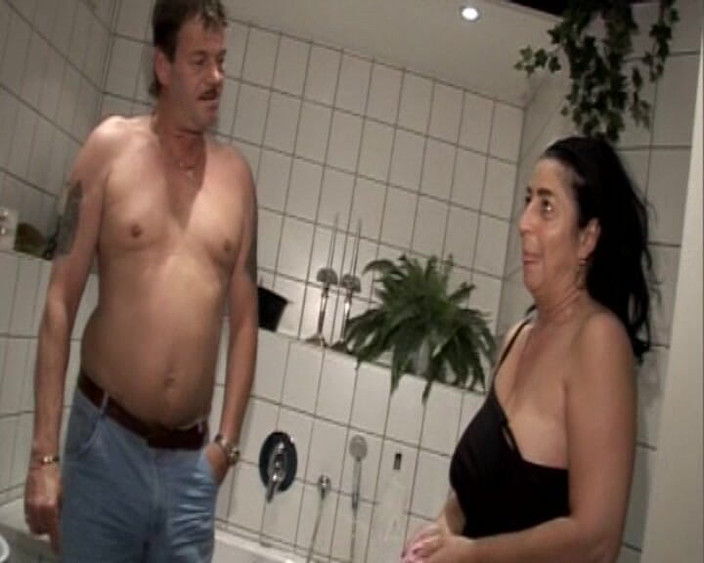 Purzel: Geile oude vrouwen worden geneukt op vakantie. Poesje likken, klaarkomen...