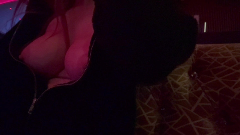 Artemisia Love: La miLF tettona italiana artemisia ama le tette fa esibizionismo...