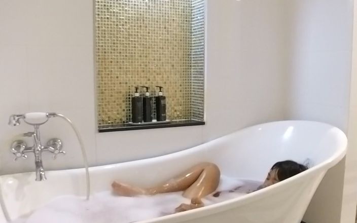 Abby Thai: Čas na nadrženou koupel v luxusním pokoji