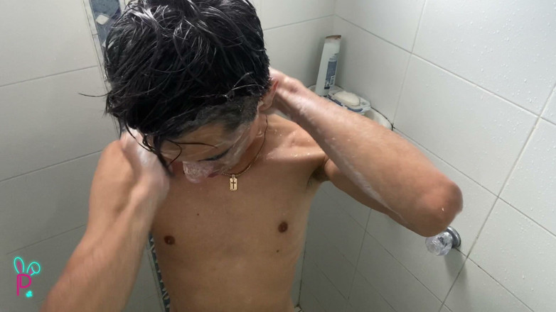 Isak pervert: Sexy mladý muž tančí ve svém pokoji a hýbe svým...