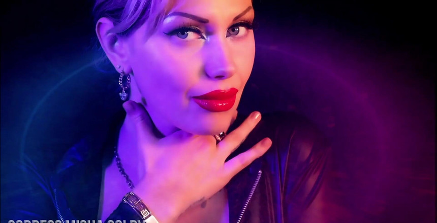 Goddess Misha Goldy: 私があなたをコントロールするとき、あなたは愛し、私はあなたの心をコントロールする最良の方法を知っています!それはあなたが夢中になっている私の素晴らしい唇です