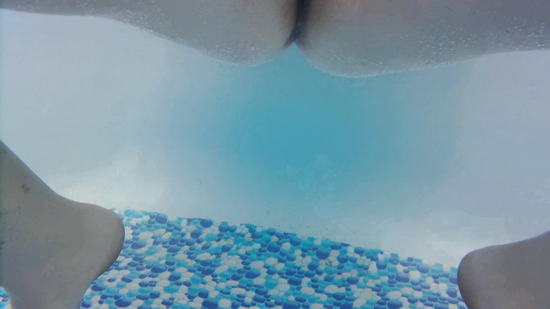 SimoneLive1: Viens Avec Nous À La Piscine