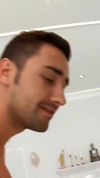 Eski kız arkadaşım küçük doğal memeli ve kahverengi saçlı bir sürtük büyük bir yarakla götünü genişletiyor