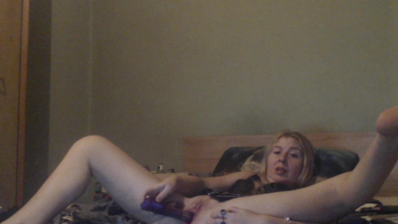 sunshinegoddes: Tante seksi dengan pantat bahenol ini lagi asik muasin memeknya...