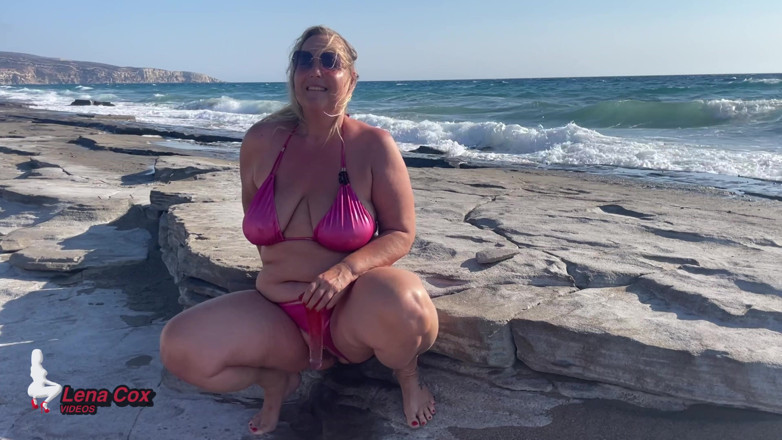 Lena Cox: Nympho bikini melancap di pantai - orgasme pancutan berisiko