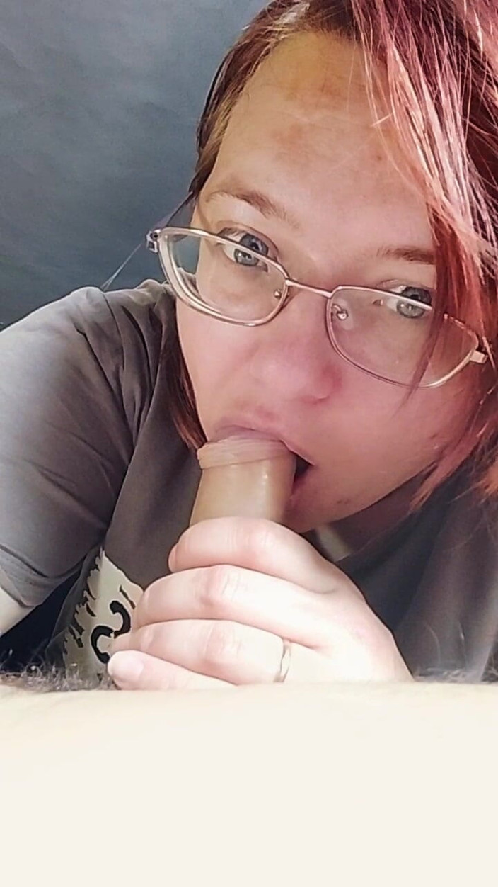 SchoolPrincess: Amateur Freundin Blowjob Statt Kochen - Kurvige Brünette Mit Brille Lutscht...
