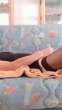 Transsexuală blondă sexy transsexuală ciorapi negri cu tocuri arată curul și masturbarea pulii