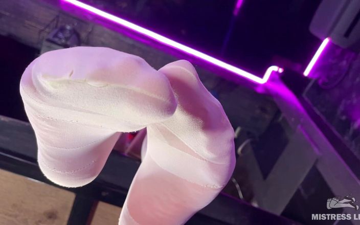 Mistress Legs: 在酒吧柜台上穿着白色连裤袜的女主人的脚下