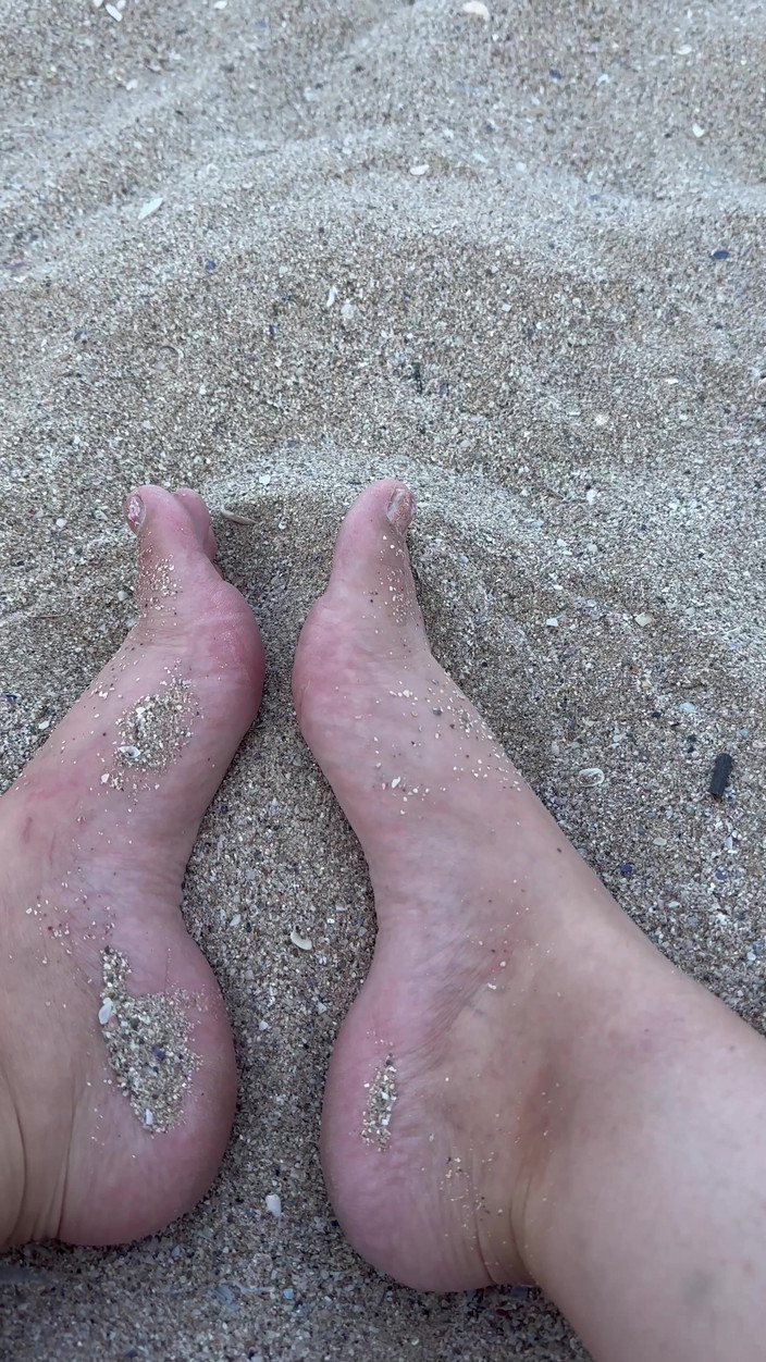 Young_strawberry: Stranddag wrijft over mijn grote sexy voeten in het zand