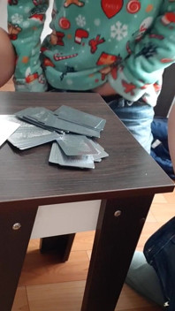 Karetní hra se proměnila v sexy lesbickou trojku