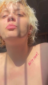 La ragazza gotica senza trucco al sole si allarga il naso del maiale
