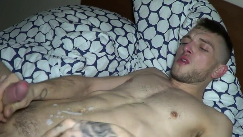 Raw French Bad boys: Romantik wird roh von sexy dominantem jungen mit tattoo in...