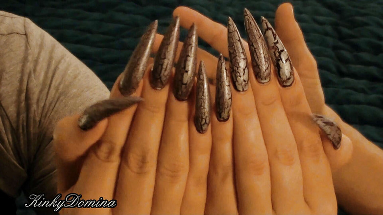 KinkyDomina: Membandingkan tangan dengan ratu kuku panjang