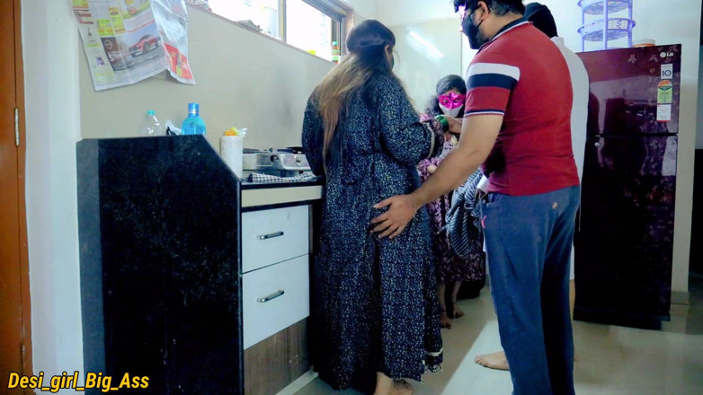 Nadiya: Seks berempat panas di dapur
