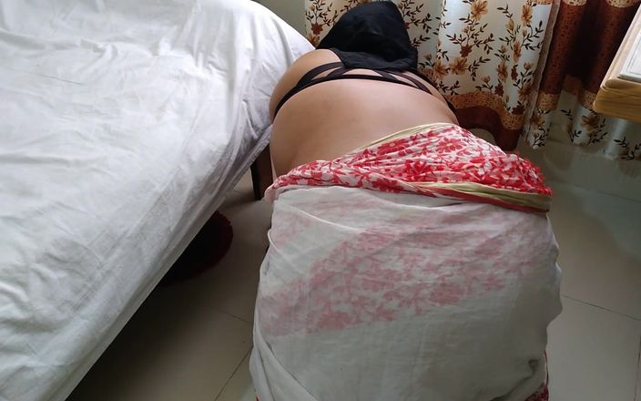 Aria Mia: Une belle-mère pakistanaise sexy se coince en balayant sous le...