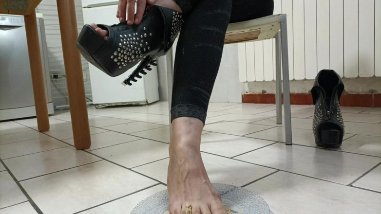Bergami Melissa: Padronadomination : mange du loser de mes pieds