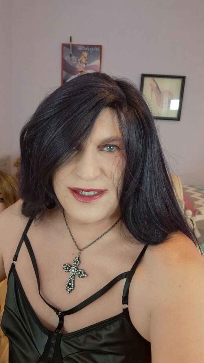 Victoria Lecherri: Mari Membentangkan Kaki Kita Seperti Wanita Dan Menjilat Antara Satu...