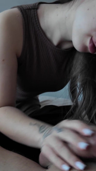 Giocando La Verità O Osa Con La Sorellina Della Mia Amica Nella Camera Da Letto Dei Suoi Genitori