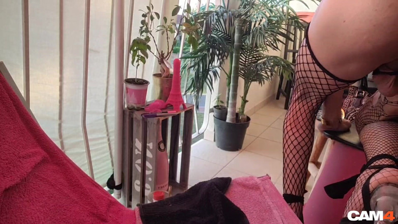 VaneSsa BiTCHx: C4 Sexxroulette y jaula de castidad en el balcón. Corrida 4min35 [10au25]...