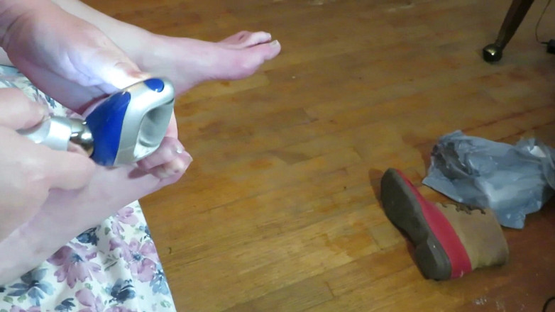 BBW nurse Vicki adventures with friends: Sestra Vicki brousí nehty na prstech svým elektrickým nástrojem Pedi...
