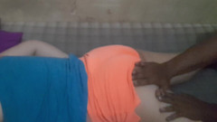 Angelina pop: 면도한 머리띠가 있는 여자의 웨딩 드레스