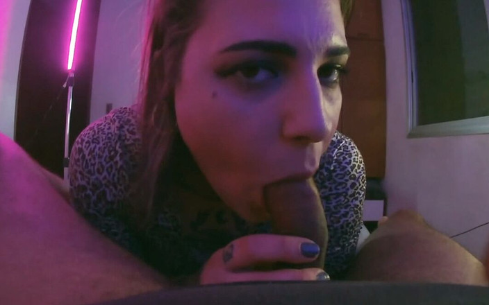 EmmaInkTrans: Emma Ink, टैटू वाली और हॉट ट्रांस लड़की चूसती है और तोहफे में हॉट देती है - बड़ा काला लंड (पूर्ण)