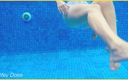 Wifey Does: Wifey nage sans soutien-gorge dans la piscine de l’hôtel