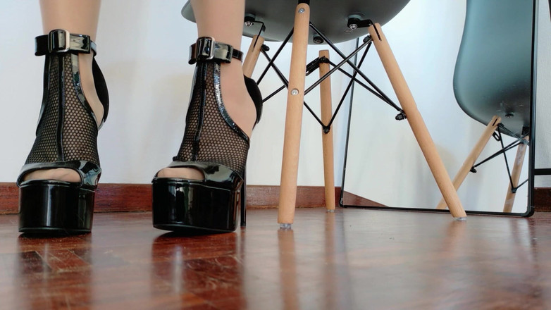 Kinky Lyrical: Highheel dotykanie i chodzenie w śmiertelne szpilki